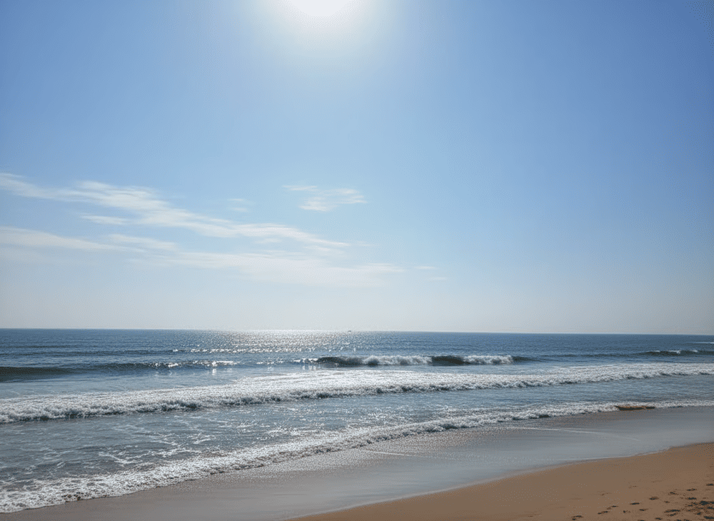 B&atilde;i biển Non Nước c&oacute; b&atilde;i c&aacute;t trắng phẳng mịn v&agrave; l&agrave;n nước xanh trong